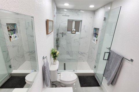 House in Hialeah, Florida 4 bedrooms, 125.88 sq.m. № 2042989 - photo 25
