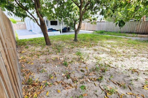 House in Hialeah, Florida 4 bedrooms, 125.88 sq.m. № 2042989 - photo 30