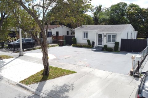 House in Hialeah, Florida 4 bedrooms, 125.88 sq.m. № 2042989