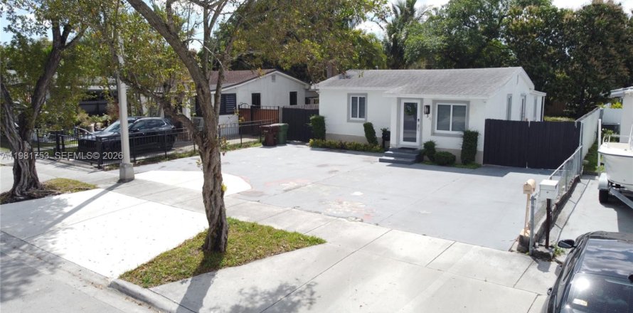 House in Hialeah, Florida 4 bedrooms, 125.88 sq.m. № 2042989