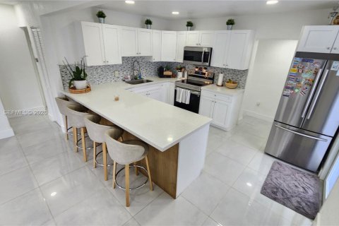House in Hialeah, Florida 4 bedrooms, 125.88 sq.m. № 2042989 - photo 9
