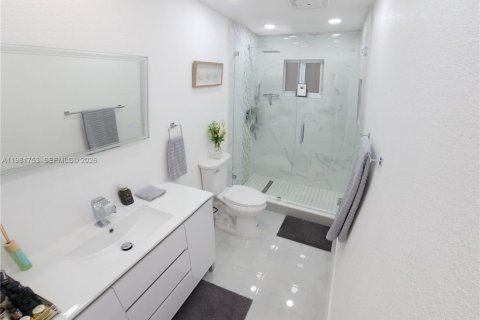 House in Hialeah, Florida 4 bedrooms, 125.88 sq.m. № 2042989 - photo 24