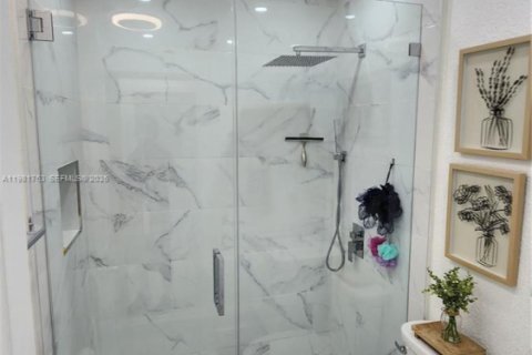 House in Hialeah, Florida 4 bedrooms, 125.88 sq.m. № 2042989 - photo 16