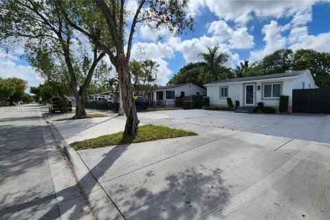 House in Hialeah, Florida 4 bedrooms, 125.88 sq.m. № 2042989 - photo 3
