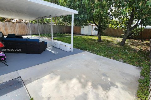 House in Hialeah, Florida 4 bedrooms, 125.88 sq.m. № 2042989 - photo 28