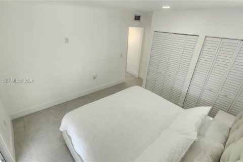 House in Hialeah, Florida 4 bedrooms, 125.88 sq.m. № 2042989 - photo 23