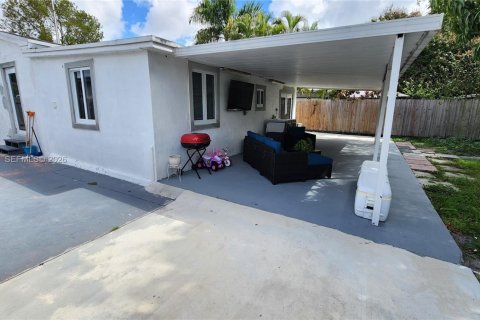 House in Hialeah, Florida 4 bedrooms, 125.88 sq.m. № 2042989 - photo 27