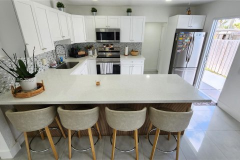 House in Hialeah, Florida 4 bedrooms, 125.88 sq.m. № 2042989 - photo 10