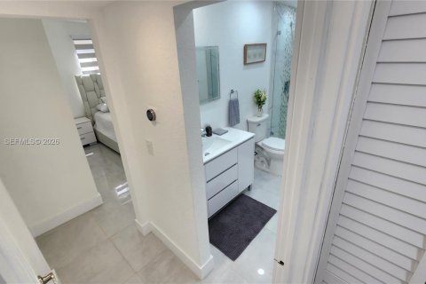 House in Hialeah, Florida 4 bedrooms, 125.88 sq.m. № 2042989 - photo 12