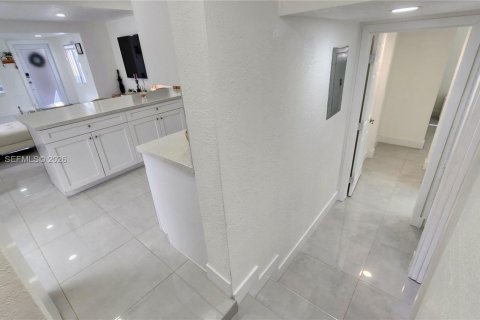 House in Hialeah, Florida 4 bedrooms, 125.88 sq.m. № 2042989 - photo 11