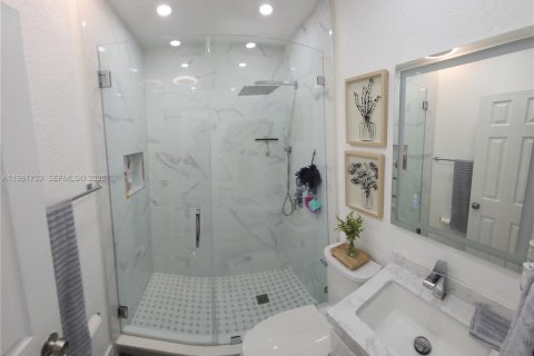 House in Hialeah, Florida 4 bedrooms, 125.88 sq.m. № 2042989 - photo 15