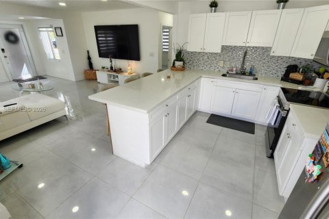 House in Hialeah, Florida 4 bedrooms, 125.88 sq.m. № 2042989 - photo 8
