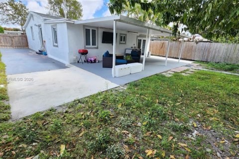 House in Hialeah, Florida 4 bedrooms, 125.88 sq.m. № 2042989 - photo 26