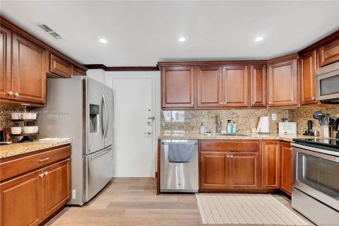 Condo in Hollywood, Florida, 2 bedrooms  № 1867603 - photo 15