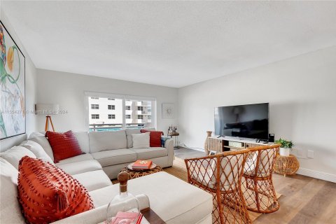 Condo in Hollywood, Florida, 2 bedrooms  № 1867603 - photo 13