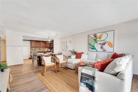 Condo in Hollywood, Florida, 2 bedrooms  № 1867603 - photo 19