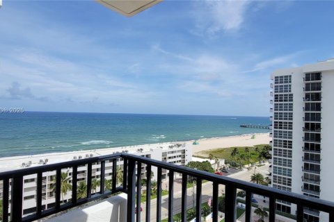 Снять в аренду кондоминиум в Помпано-Бич, Флорида 2 спальни, 97.55м2, № 1964824 - фото 1