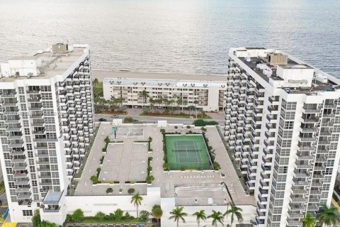 Снять в аренду кондоминиум в Помпано-Бич, Флорида 2 спальни, 97.55м2, № 1964824 - фото 3