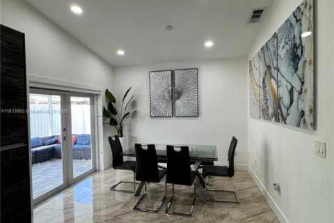 House in Hialeah, Florida 3 bedrooms, 135.45 sq.m. № 1763066 - photo 6