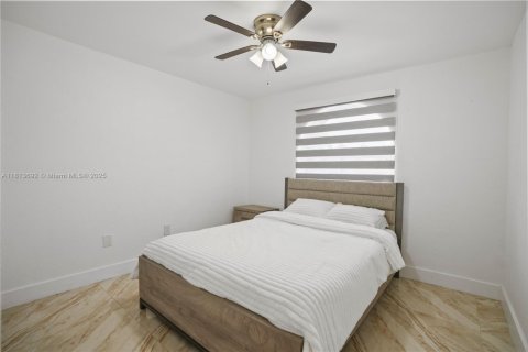 House in Hialeah, Florida 3 bedrooms, 135.45 sq.m. № 1763066 - photo 15