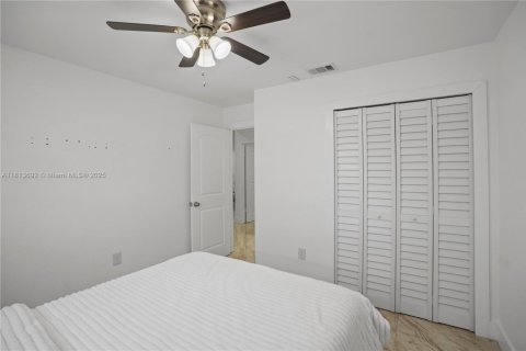 House in Hialeah, Florida 3 bedrooms, 135.45 sq.m. № 1763066 - photo 17