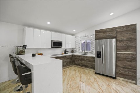 House in Hialeah, Florida 3 bedrooms, 135.45 sq.m. № 1763066 - photo 11