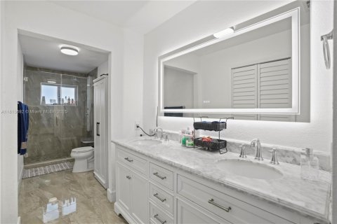 House in Hialeah, Florida 3 bedrooms, 135.45 sq.m. № 1763066 - photo 24