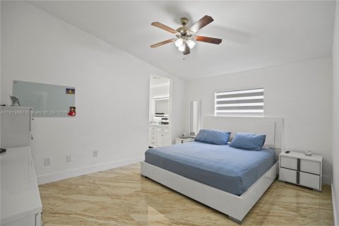 House in Hialeah, Florida 3 bedrooms, 135.45 sq.m. № 1763066 - photo 18