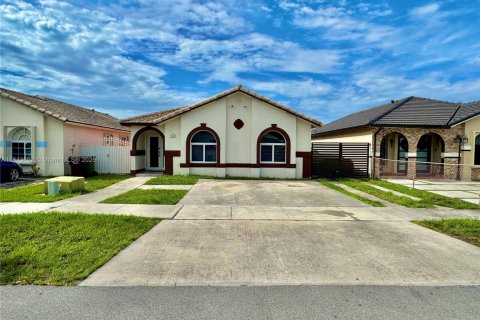 House in Hialeah, Florida 3 bedrooms, 135.45 sq.m. № 1763066 - photo 1