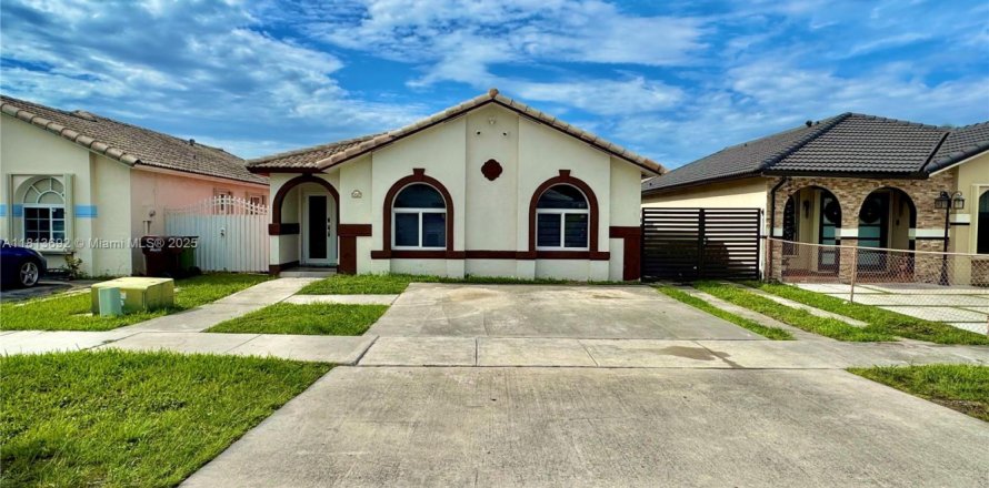 House in Hialeah, Florida 3 bedrooms, 135.45 sq.m. № 1763066