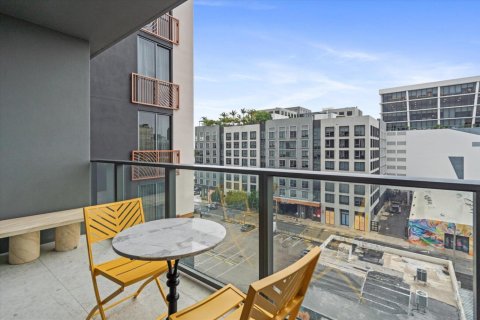 Condominio en alquiler en Miami, Florida, 3 habitaciones, 44.5 m2 № 2183225 - foto 4
