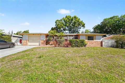 House in Clearwater, Florida 3 bedrooms, 127.83 sq.m. № 2100749