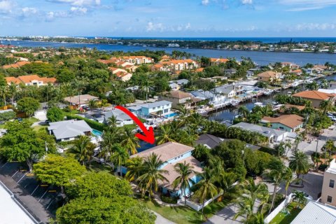 House in Hypoluxo, Florida 5 bedrooms, 269.97 sq.m. № 2242344 - photo 23