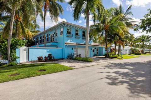 House in Hypoluxo, Florida 5 bedrooms, 269.97 sq.m. № 2242344 - photo 2