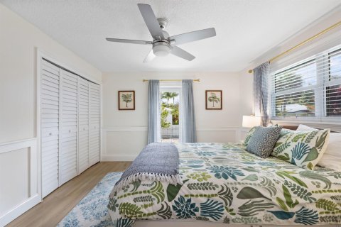 House in Hypoluxo, Florida 5 bedrooms, 269.97 sq.m. № 2242344 - photo 10