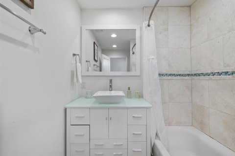 House in Hypoluxo, Florida 5 bedrooms, 269.97 sq.m. № 2242344 - photo 14