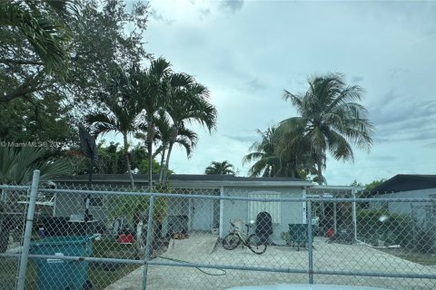 House in Miami, Florida 2 bedrooms, 97.73 sq.m. № 1850320 - photo 1