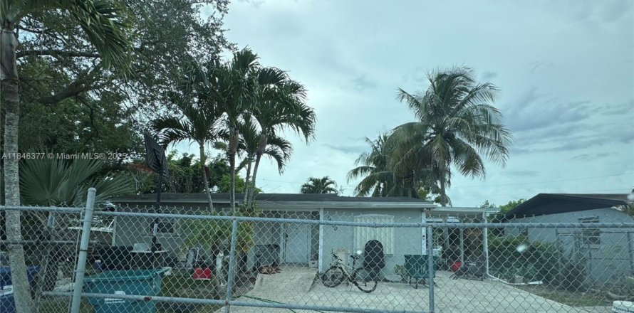 House in Miami, Florida 2 bedrooms, 97.73 sq.m. № 1850320