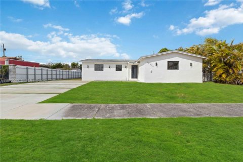 Дом в Майами, Флорида 4 спальни, 149.02м2 № 2043467