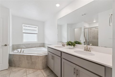 House in STOREY PARK in Orlando, Florida 5 bedrooms, 228.63 sq.m. № 2124832 - photo 18