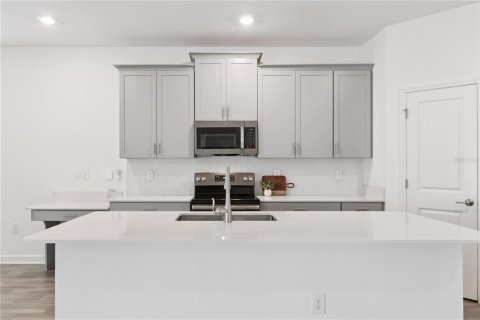 House in STOREY PARK in Orlando, Florida 5 bedrooms, 228.63 sq.m. № 2124832 - photo 9