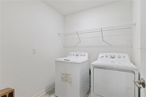 House in STOREY PARK in Orlando, Florida 5 bedrooms, 228.63 sq.m. № 2124832 - photo 24