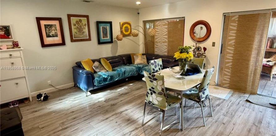 Condo in Miami, Florida, 3 bedrooms  № 1887414
