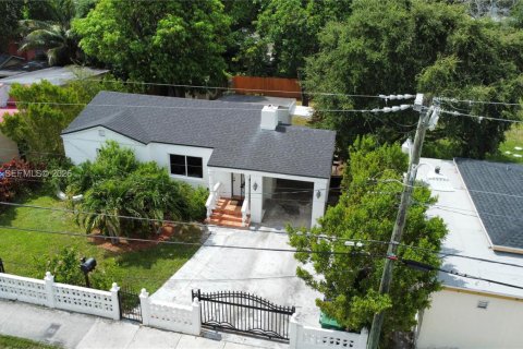 Villa ou maison à vendre à Miami, Floride: 2 chambres, 93 m2 № 2248242 - photo 3