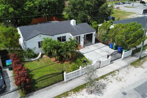 Villa ou maison à vendre à Miami, Floride: 2 chambres, 93 m2 № 2248242 - photo 2