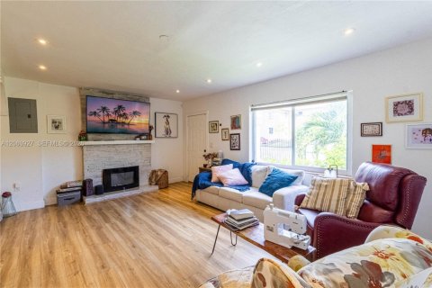 Villa ou maison à vendre à Miami, Floride: 2 chambres, 93 m2 № 2248242 - photo 5