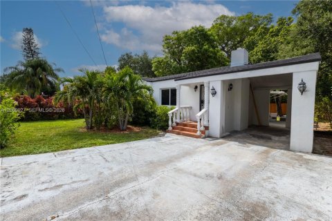 House in Miami, Florida 2 bedrooms, 93 sq.m. № 2248242