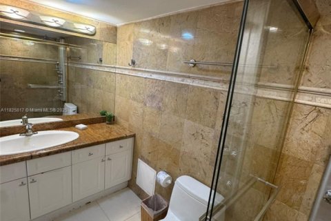 Condo in Miami Beach, Florida, 1 bedroom  № 1934261 - photo 16