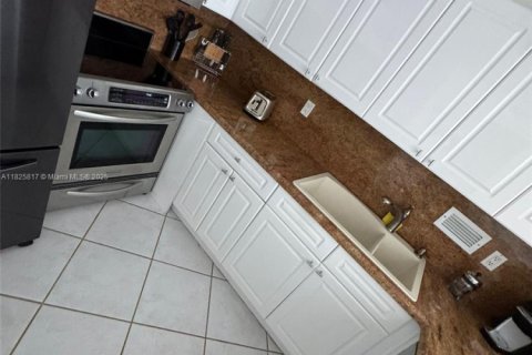 Condo in Miami Beach, Florida, 1 bedroom  № 1934261 - photo 14