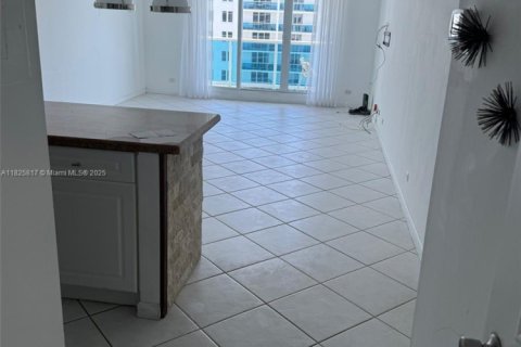 Condo in Miami Beach, Florida, 1 bedroom  № 1934261 - photo 4